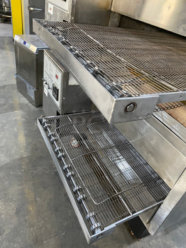 AMAZING! Blodgett Commercial Natural Gas Powered Double Deck Conveyor Pizza Oven! All Stainless Steel! On Casters! 2x Your Bid Makes One Unit! Model: MG32 SN: 0492B4792106 120/208V 60HZ 1 Phase - Image 7 of 12
