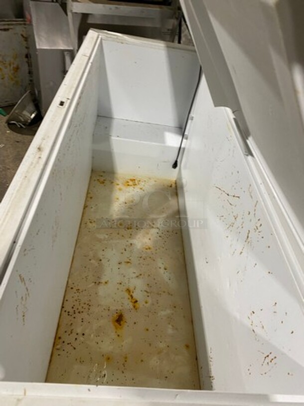 Electrolux White Commercial Reach In Chest Freezer/ Cooler! With Hinged Top Lid! Model: FGCH25M8LW1 SN: WB31948704 115V - Image 5 of 8