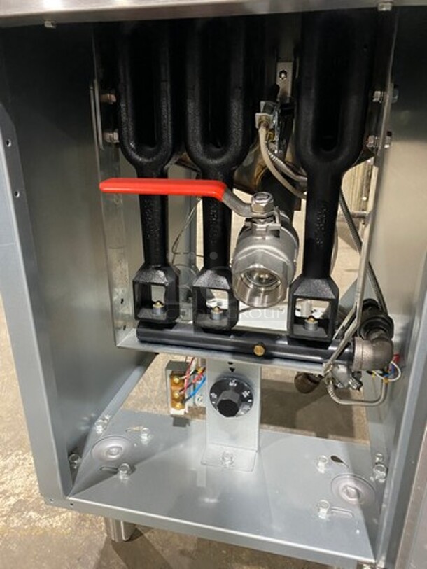 NEW! OUT OF THE BOX! LATE MODEL! 2021 Avantco Commercial Natural Gas Powered Deep Fat Fryer! With 2 Metal Frying Baskets! With Back Splash! All Stainless Steel! On Legs! Model: FF300N SN: 21040637VA - Image 7 of 9