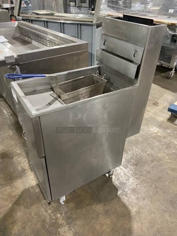 Pitco Frialator Commercial Natural Gas Powered Deep Fat Fryer! With Single Frying Basket! All Stainless Steel! On Legs! Model: 40CSS SN: G05AB050486 - Image 3 of 10