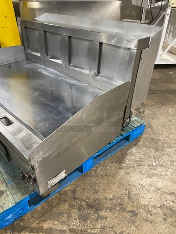 AWESOME! Lang Commercial Countertop Natural Gas Powered Mirror Shine Flat Top Griddle! With Thermostatic Controls! Built In Hood! With Back And Side Splashes! All Stainless Steel! On Legs! MODEL 248SCHENSH - Image 3 of 9