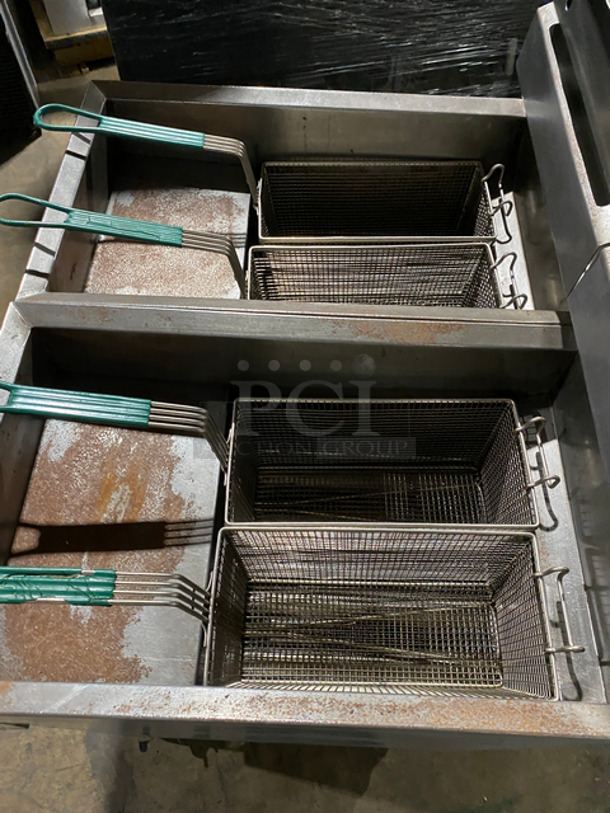Pitco Frialator Commercial Natural Gas Powered 2 Bay Deep Fat Fryer! With Back Splash! With 4 Metal Frying Baskets! All Stainless Steel! On Casters! - Image 5 of 10