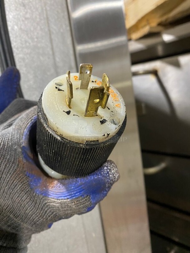 GREAT! Traulsen Stainless Steel Two Door Reach In Freezer! On Commercial Casters!  Working When Removed! MODEL ALT232WUT SN:227187 208-115V 1PH - Image 10 of 10