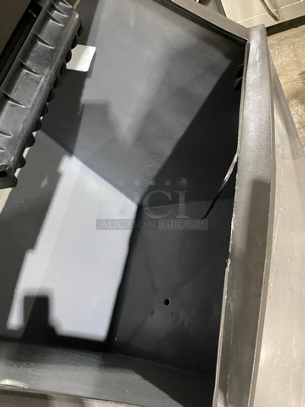 Manitowoc Commercial Ice Maker Machine! With Commercial Ice Bin! All Stainless Steel! On Legs! Model: SY0604A SN: 110997241 208/230V 60HZ 1 Phase - Image 5 of 8