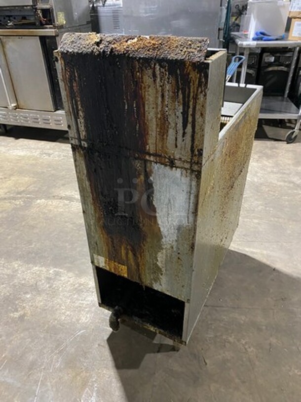 Imperial Commercial Natural Gas Powered Deep Fat Fryer! With 2 Metal Frying Baskets! All Stainless Steel! On Legs! Working When Removed! - Image 4 of 9