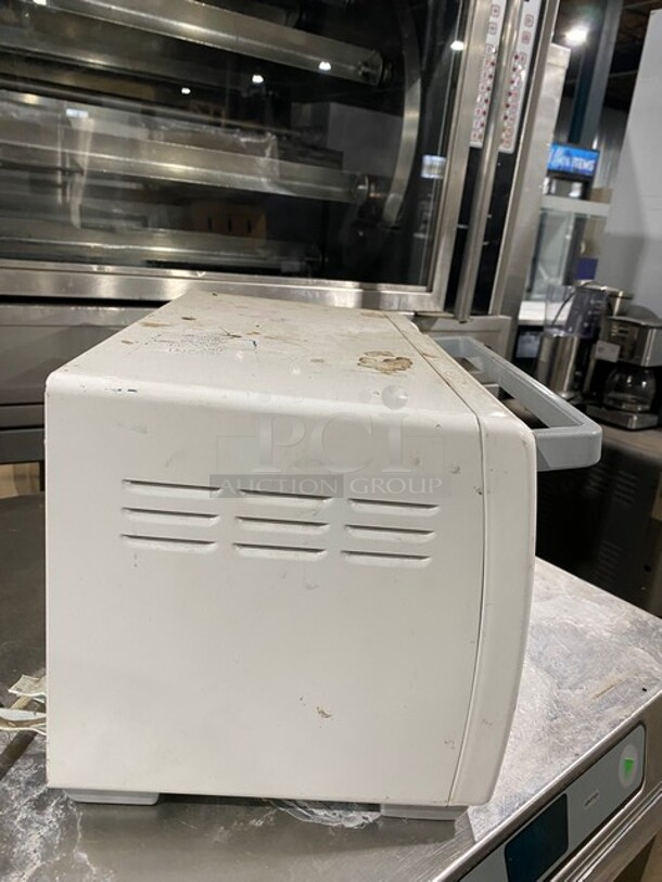 Black & Decker Commercial Countertop Toast-Bake-Broil Toaster Oven! 120V! Model: 3099249!  - Image 3 of 8