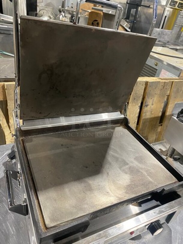 Waring Commercial Countertop Panini/Sandwich Supremo Grill! All Stainless Steel! Press With Flat Surface! Model: WFG250 120V - Image 5 of 9