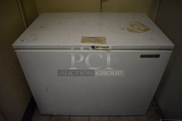 Kelvinator Model HFP153RM1 Metal Chest Freezer. 115 Volts, 1 Phase. 44.5x28x35. Tested and Working!