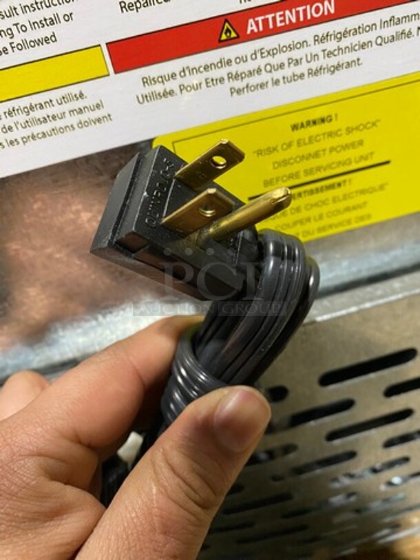 NICE! SCRATCH-N-DENT! Ojeda Commercial Countertop Display Case Cooler Merchandiser! Model: CTFH3 SN: 082806138929Y 120V 60HZ 1 Phase - Image 10 of 11