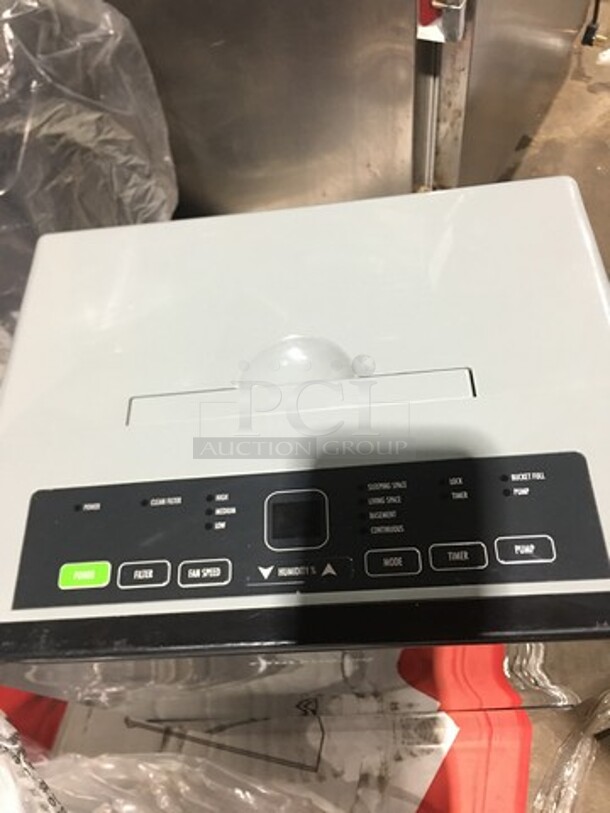 NEW! OUT OF THE BOX! SCRATCH-N-DENT! Soleus Air 70 Pint Portable Dehumidifier Unit! Model: HMTD70EIPA 115V - Image 5 of 7