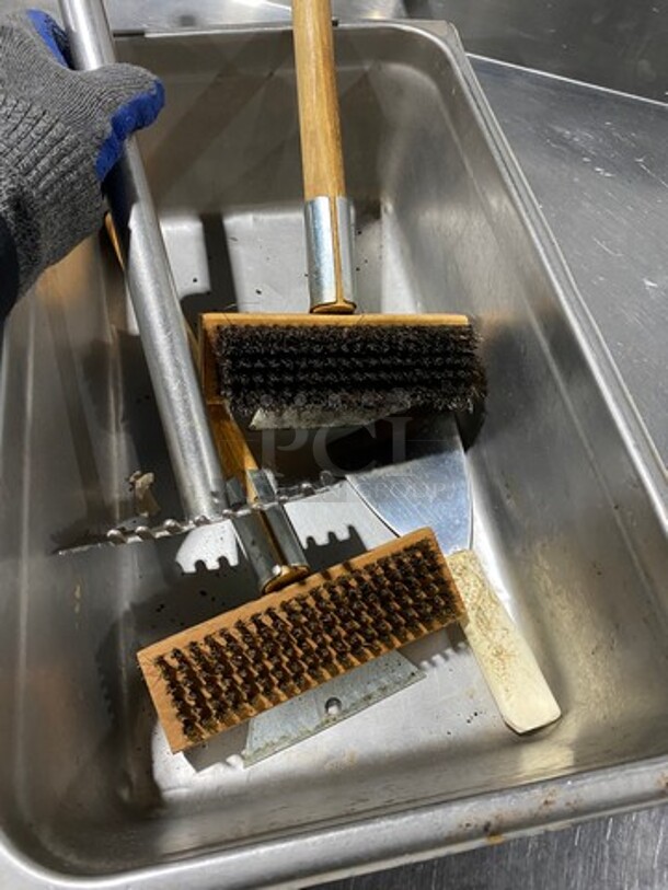 ALL ONE MONEY! Grill Cleaning Brushes And Scrapers! - Image 5 of 6