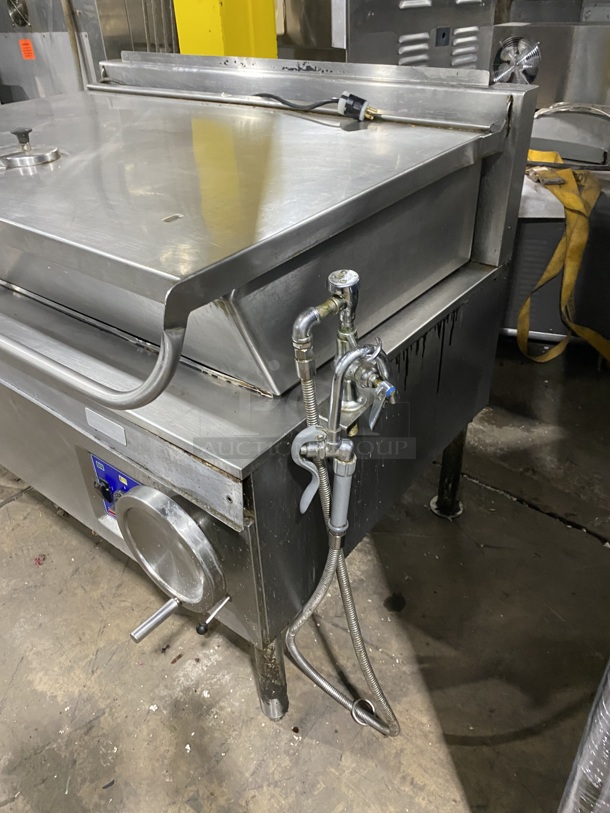 WOW! CLEVELAND 40 Gallon Natural Gas Powered/ Tilt Skillet/ Braising Pan! With Automatic Hydraulic Lift! Model SGL40TR! On Legs! Working When Removed!  - Image 4 of 10