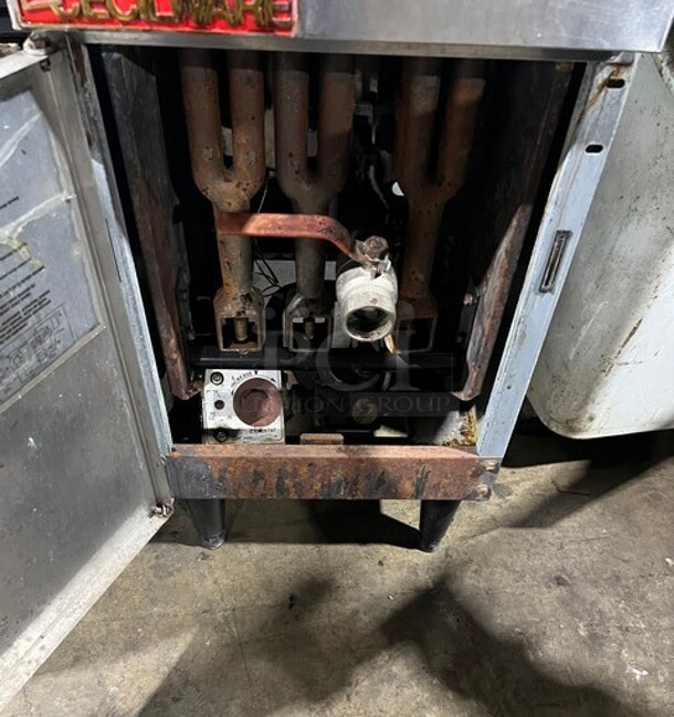 Cecilware Natural Gas Powered Deep Fat Fryer! With 1 Metal Baskets! With Backsplash! All Stainless Steel! Model FMS40! On Legs! - Image 4 of 7
