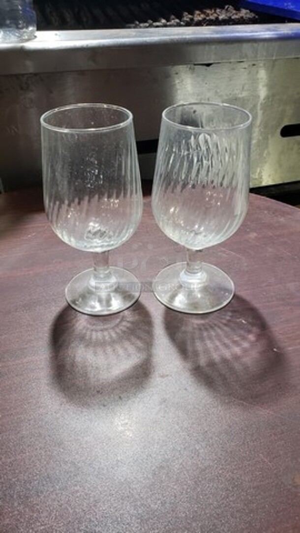 Lot of 2 Glasses - Image 1 of 1