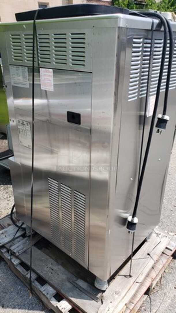 Taylor 342D-27 2 Flavor Frozen Drink Machine Dispenser w/ Blender on Casters. 
208-230 V 
1 Phase - Image 7 of 9