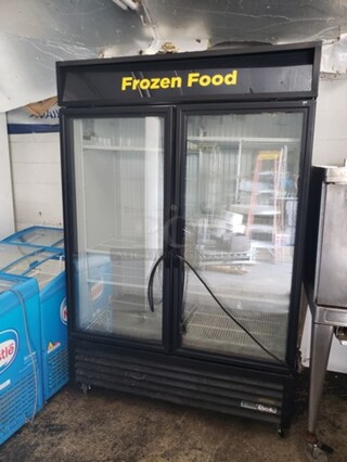 True GDM-49F-HC~TSL01 Two Section Display Freezer w/ Swing Doors! Great Working Condition!

Serial Number: 9837625
Color: Black
*No Casters