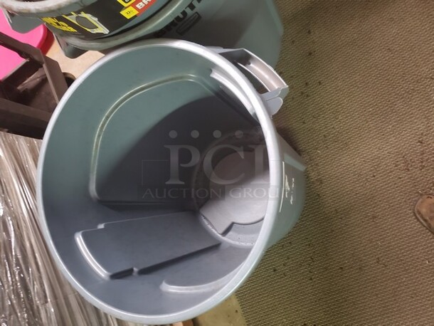 Rubbermaid 32 Gallon/121.1L Grey Brute Trash Can with Lid  - Image 1 of 1