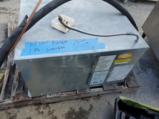 One Lot Consisting of a Door w/ Frame for an 8x8 Walk-In Cooler (Door w/ Frame ONLY. No Other Panels)

A Trenton Unit Cooler
115 V
60 Hz
1 PH

and a Trenton Air Cooled Condensing Unit
208-230 V
60 Hz
1 PH

 - Image 6 of 8