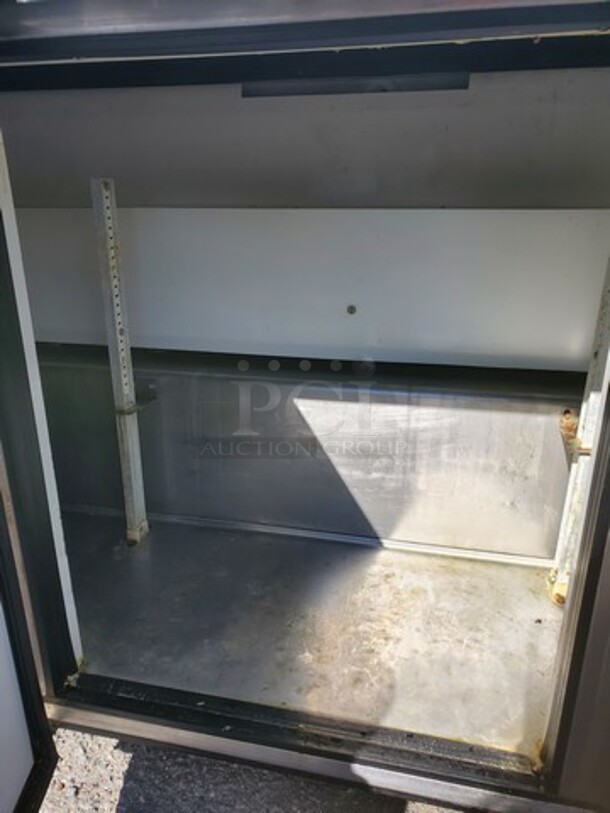True 3 Door Mega Top Refrigerated Sandwich Prep Table on Casters!
115 V
60 Hz
1 PH - Image 5 of 9