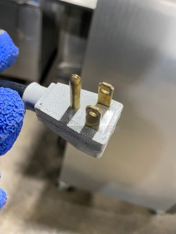 True Commercial 2 Door Reach In Cooler Merchandiser! With View Through Doors! With Poly Coated Racks! Model: GDM11SD SN: 6741925 115V 60HZ 1 Phase - Image 8 of 8