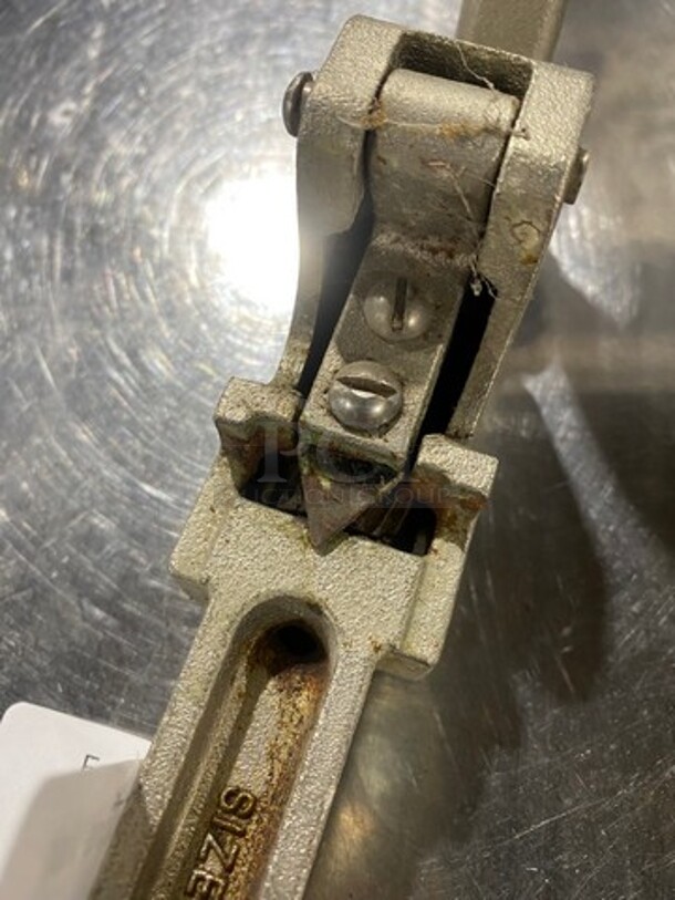 Manual Can Opener Size 2 !  - Image 3 of 4