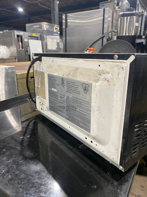 LATE MODEL! 2021 Insignia Countertop Microwave! Model: NSMW07BK0 SN: 21G14A00648 120V - Image 4 of 8