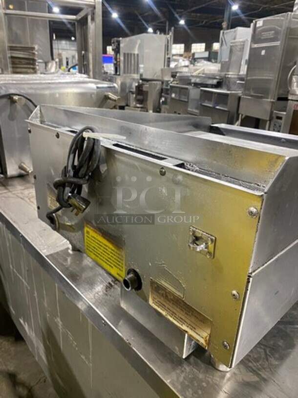 Vulcan Commercial Countertop Natural Gas Powered Flat Top Griddle! With Thermostat Controls! With Back And Side Splashes! All Stainless Steel! On Legs! Model: 24RFG SN: 650124046 - Image 4 of 11