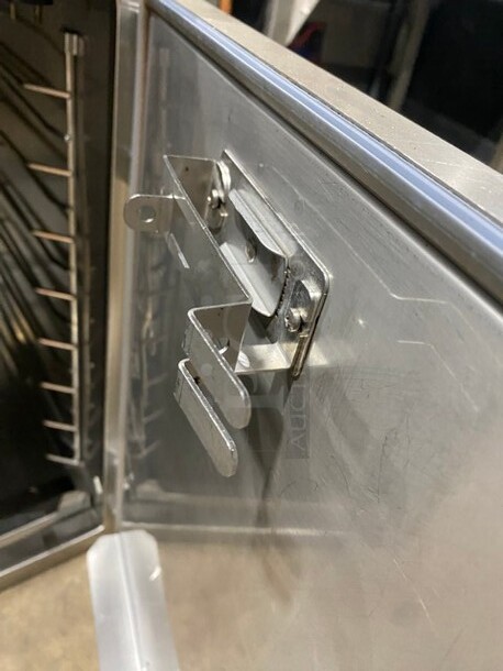 Nice! Alto Shaam Stainless Steel Commercial Cook N Hold Oven on Commercial Casters! MODEL:1000-TH/lll 208 Volts, 1 Phase. - Image 6 of 7