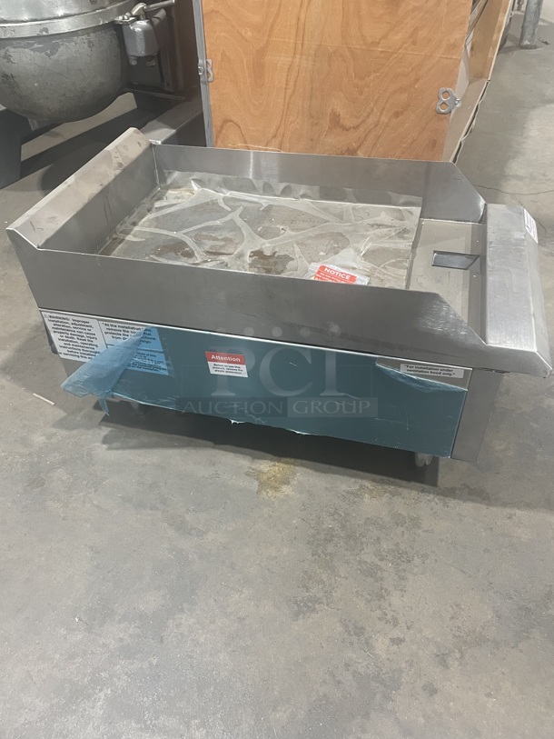 Rocket Commercial Countertop Gas Powered Flat top Griddle! With Back And Side Splashes! All stainless Steel! On Legs! Working When Removed! MODEL: RCPGT15GCT - Image 2 of 5