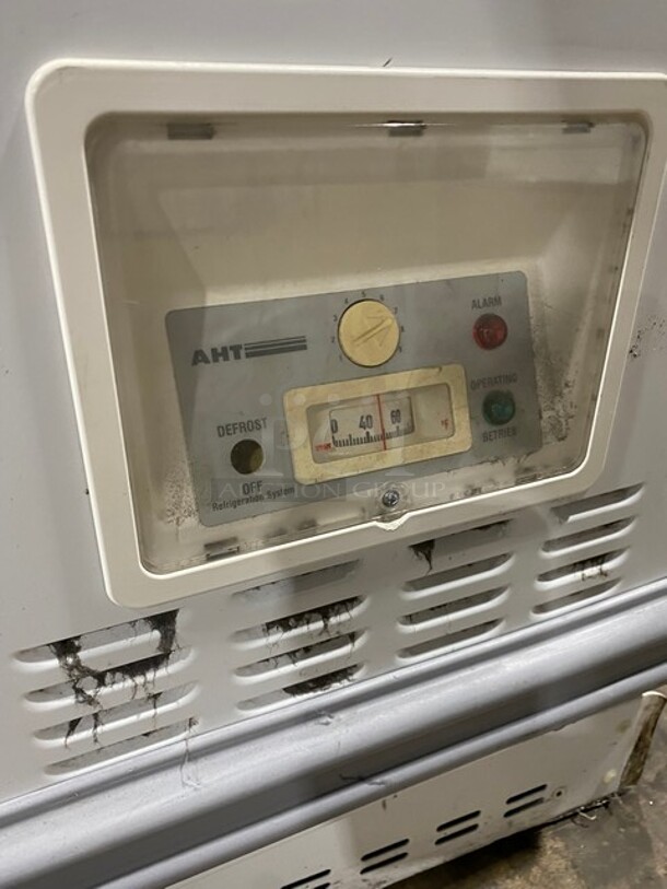 AHT Commercial Reach Down Chest Freezer Display Merchandiser! Model: PARIS145 SN: 40990900000069 110/120V 60HZ 1 Phase - Image 7 of 9
