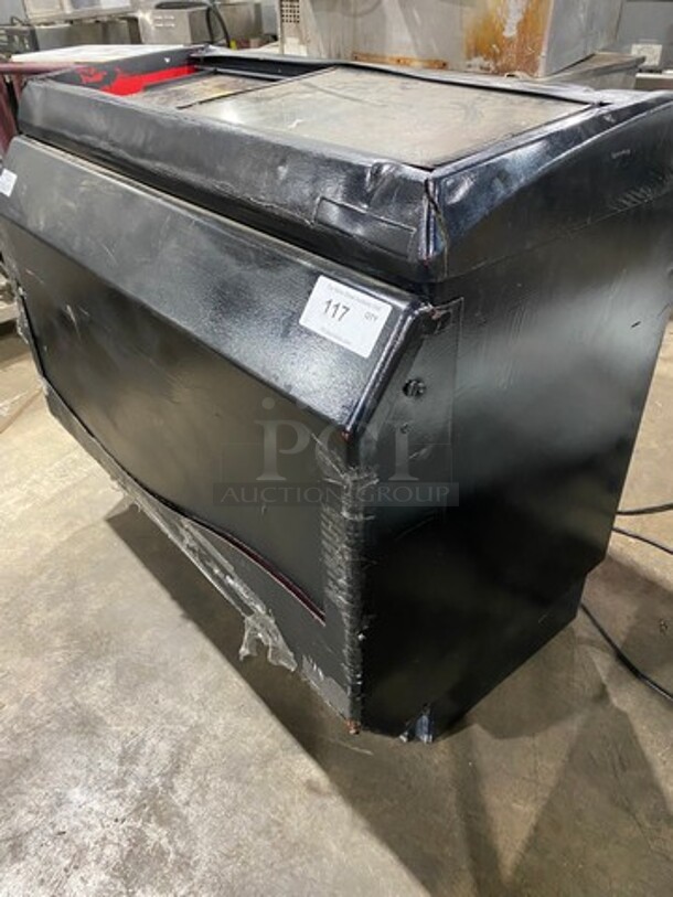 Beverage Air Commercial Reach Down Chest Cooler Display Merchandiser! Model: EZA84LD 115V 60HZ 1 Phase - Image 4 of 7