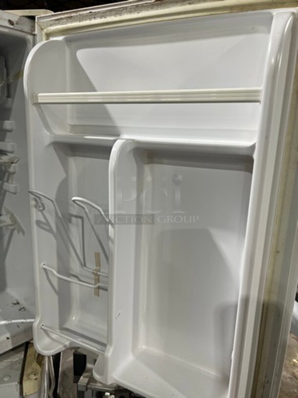 Magic Chef Countertop/ Undercounter Mini Refrigerator! Model: HMBR265WE - Image 4 of 7