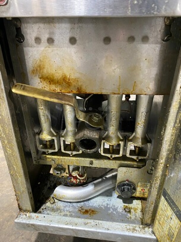2018 Pitco Commercial Natural Gas Powered Deep Fat Fryer! With Back And Side Splashes! With 2 Metal Frying Baskets! All Stainless Steel! On Casters! WORKING WHEN REMOVED! Model: 40D SN: G18CC010283 - Image 6 of 8