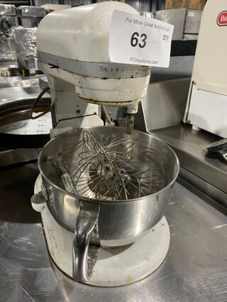 Kitchen Aid Countertop Planetary Mixer! With Mixing Bowl! With Paddle And Whisk Attachments!