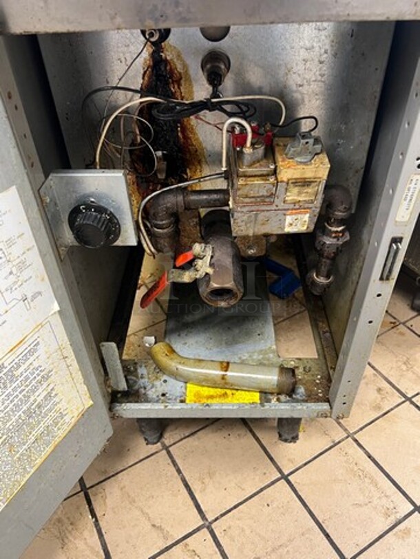 Frymaster Commercial Natural Gas Powered Deep Fat Fryer! All Stainless Steel! On Legs! WORKING WHEN REMOVED! Model: GF14SD SN: 0704FM0279 - Image 5 of 7