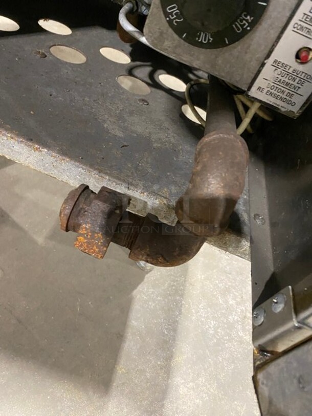 DCS Commercial Floor Style Natural Gas Powered Deep Fat Fryer! With Back Splash! All Stainless Steel! With 2 Frying Baskets! On Legs! Model: DCS-FSF-40N SN: 04C02444A! - Image 9 of 9