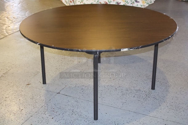 Round 5ft Dining Table With 4 Legs. 60x29