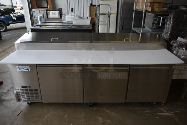 BRAND NEW SCRATCH AND DENT! 2023 Avantco 178SSPPT3 Stainless Steel Commercial Refrigerated Pizza Prep Table on Commercial Casters. 115 Volts, 1 Phase. Tested and Working! - Image 2 of 12