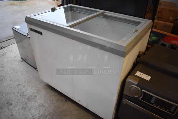 2016 True TFM-41FL Metal Commercial Chest Freezer Merchandiser on Commercial Casters. 115 Volts, 1 Phase. 41.5x26x35. Tested and Powers On But Does Not Get Cold - Image 4 of 7