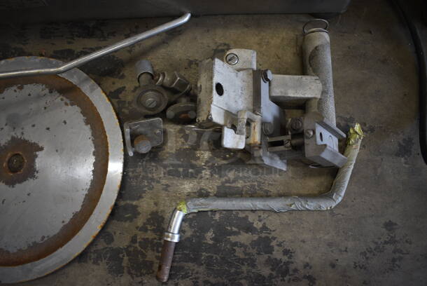 Hobart Model 1712 Metal Commercial Countertop Slicer. 115 Volts, 1 Phase. 26x23x18. Tested and Powers On and Blade Spins - Image 2 of 8