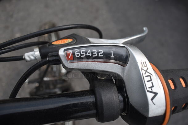 Huffy V-Luxe White And Black 7-Speed Bike. - Image 8 of 9