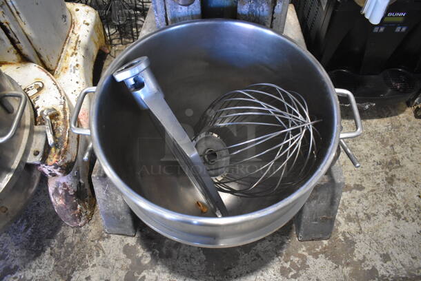 Hobart H-600 Metal Commercial Floor Style 60 Quart Planetary Dough Mixer w/ Stainless Steel Mixing Bowl, Paddle and Balloon Whisk Attachment. 230 Volts, 1 Phase. 28x38x56 - Image 4 of 6
