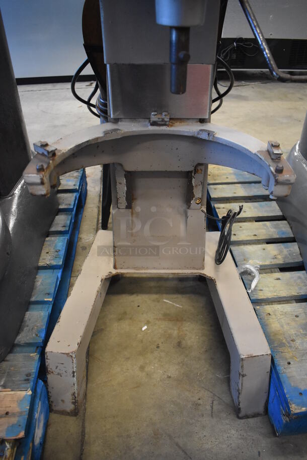 Hobart D-300 Metal Commercial Floor Style 30 Quart Planetary Dough Mixer. 208 Volts, 3 Phase. 22x29x46 - Image 6 of 7