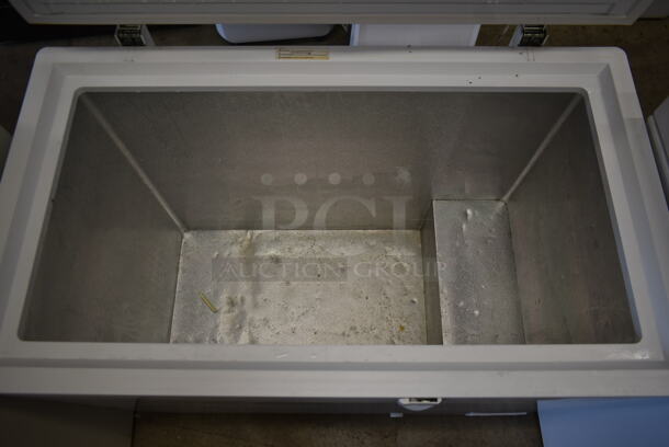 Hotpoint HCM9DMAWW Metal Chest Freezer w/ Hinge Lid. 115 Volts, 1 Phase. Tested and Working! - Image 3 of 4
