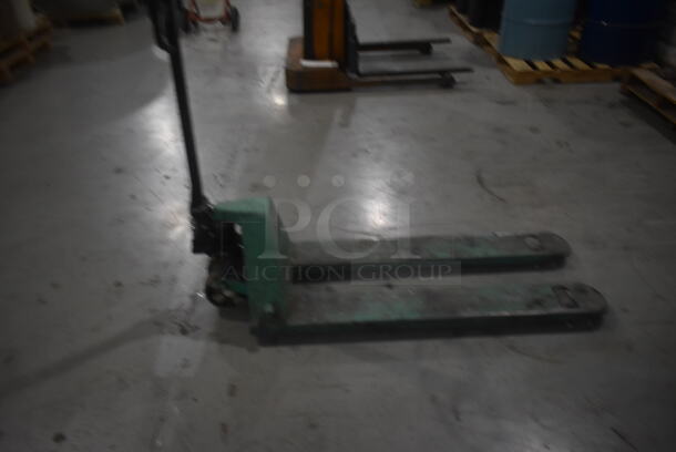 Green Metal 5,500 Pound Capacity Pallet Truck Pallet Jack - Image 4 of 6