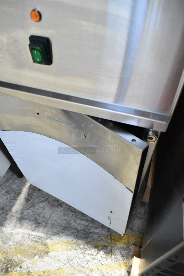 BRAND NEW SCRATCH AND DENT! 2023 Avantco 177EF40D Stainless Steel Commercial 40 lb. Electric Floor Fryer - 240 Volts, 1 Phase.  - Image 3 of 11