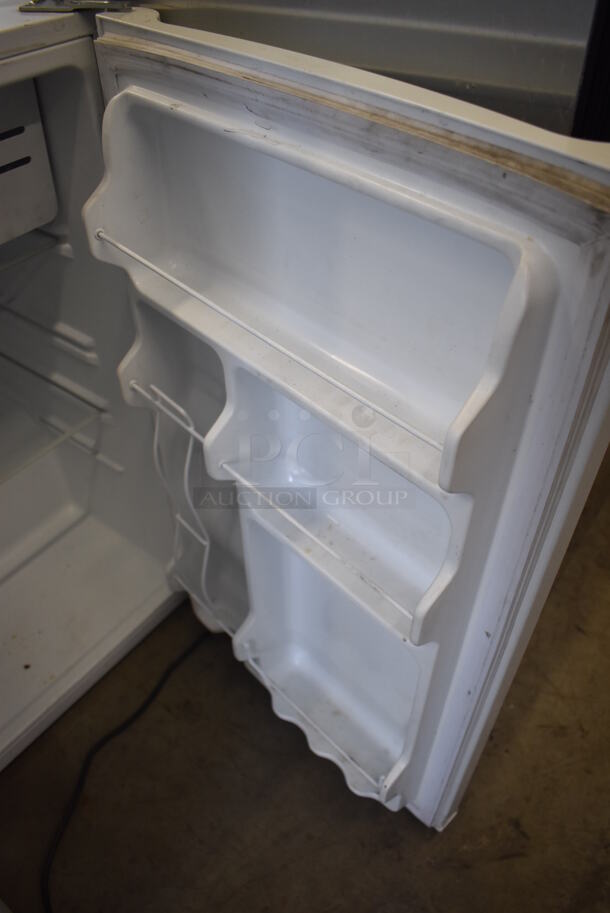 GE GME04GGKBWW Metal Mini Cooler. 115 Volts, 1 Phase. 19.5x21.5x33.5. Tested and Powers On But Does Not Get Cold - Image 5 of 6