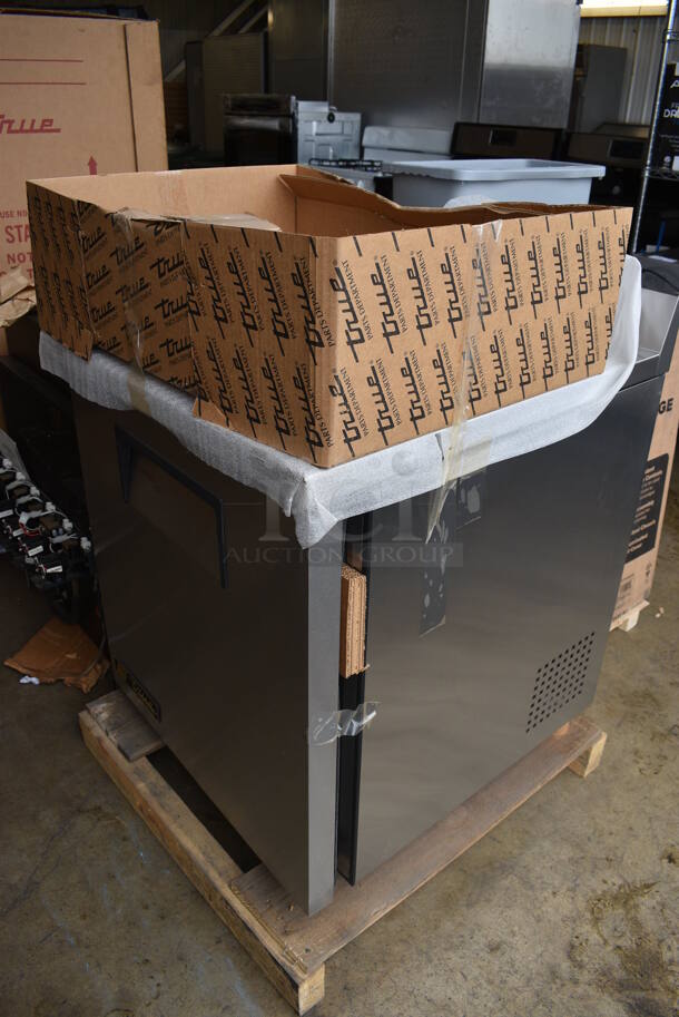 BRAND NEW IN BOX! True Model TWT-27 ENERGY STAR Stainless Steel Commercial Single Door Work Top Cooler. comes w/ Commercial Casters and Poly Coated Rack. 115 Volts, 1 Phase. 27.5x30x36. Tested and Working! - Image 5 of 10