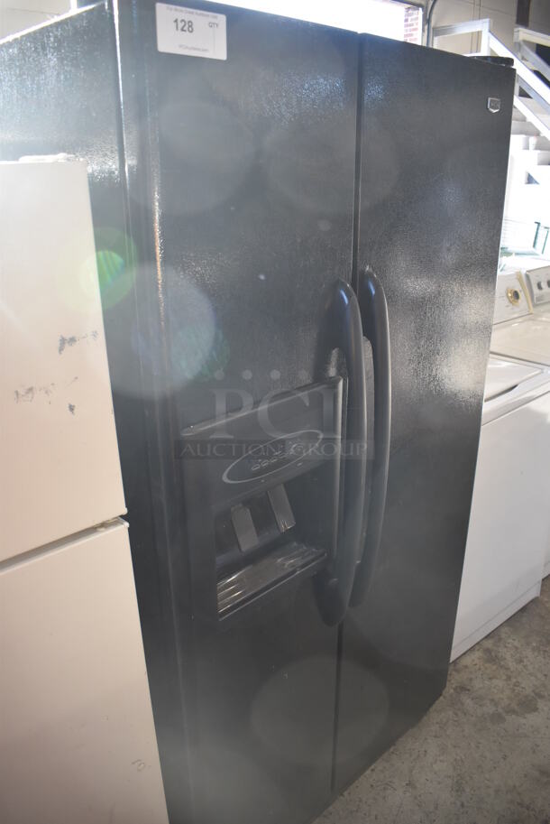 Maytag MSD2542VEB01 Metal Cooler Freezer Combo Unit. 115 Volts, 1 Phase. 36x30x70. Tested and Powers On But Does Not Get Cold - Image 2 of 6