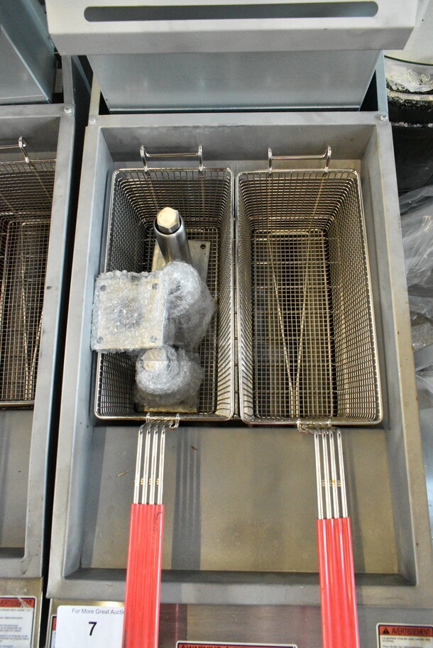 BRAND NEW SCRATCH AND DENT! Vulcan 1VEG50M-1 Veg Series Stainless Steel Floor Style 45-50 lb. Natural Gas Powered Fryer w/ 2 Metal Fry Baskets. 85,000 BTU - Image 4 of 8